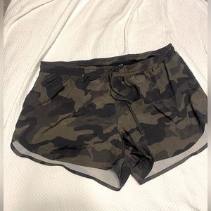 Old Navy Womens Mid Rise Dolphin Hem Running Shorts Camo Go-Dry Pocket